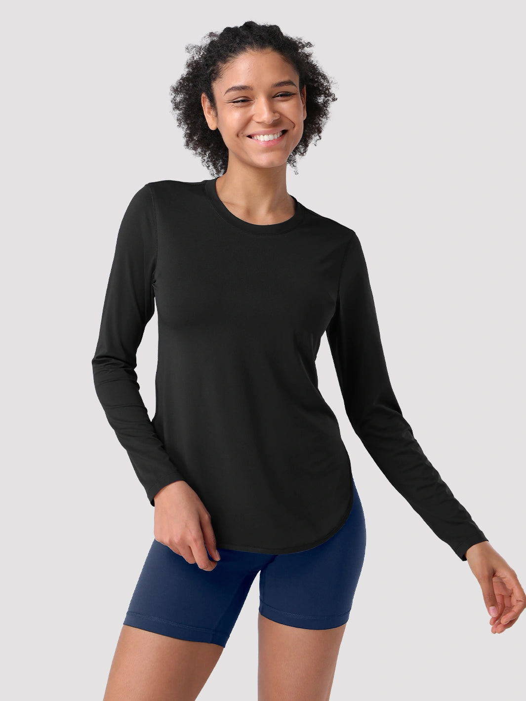 Camiseta de protección solar UPF 50+ con dobladillo alto-bajo para mujer