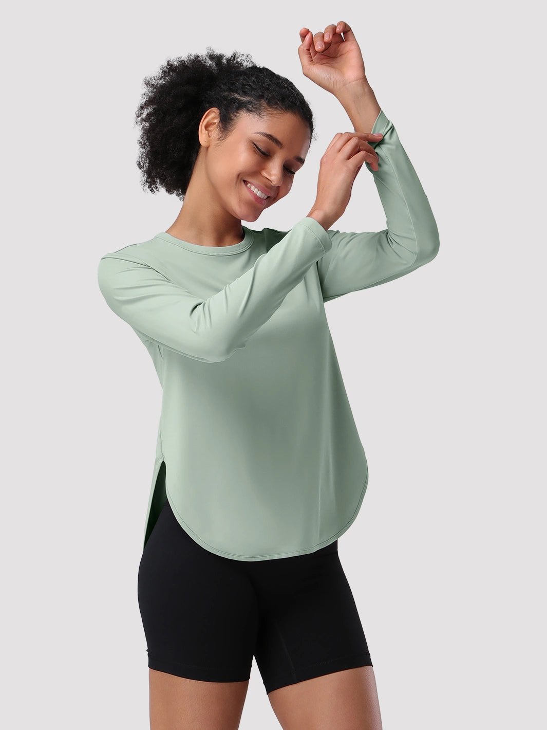 Camiseta de protección solar UPF 50+ con dobladillo alto-bajo para mujer