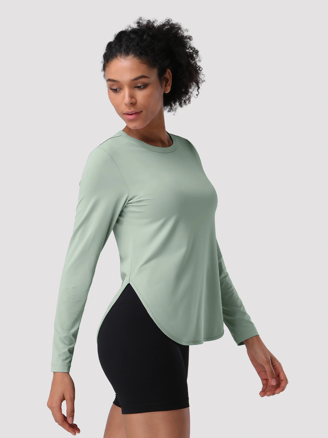 Camiseta de protección solar UPF 50+ con dobladillo alto-bajo para mujer