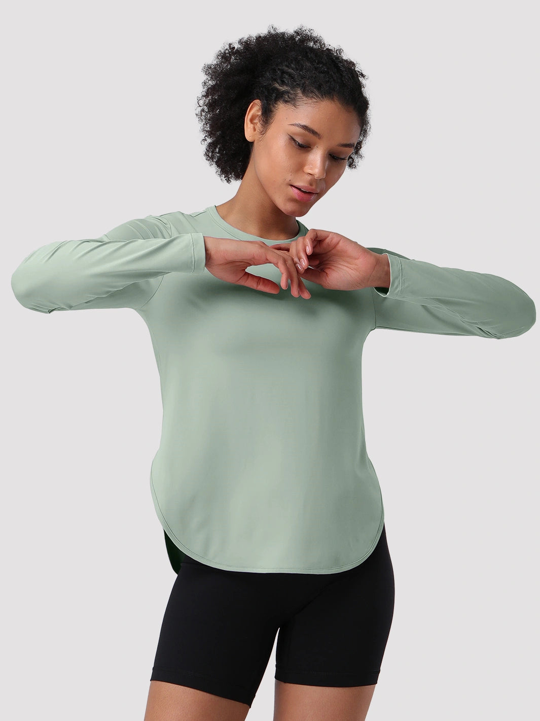 Camiseta de protección solar UPF 50+ con dobladillo alto-bajo para mujer