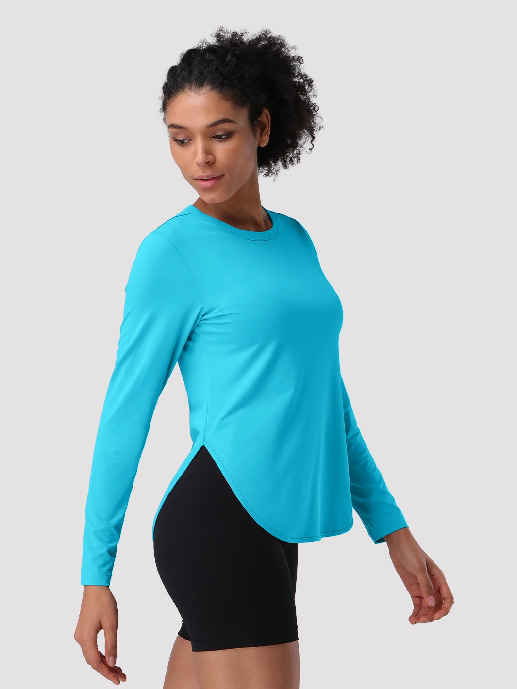 Camiseta de protección solar UPF 50+ con dobladillo alto-bajo para mujer