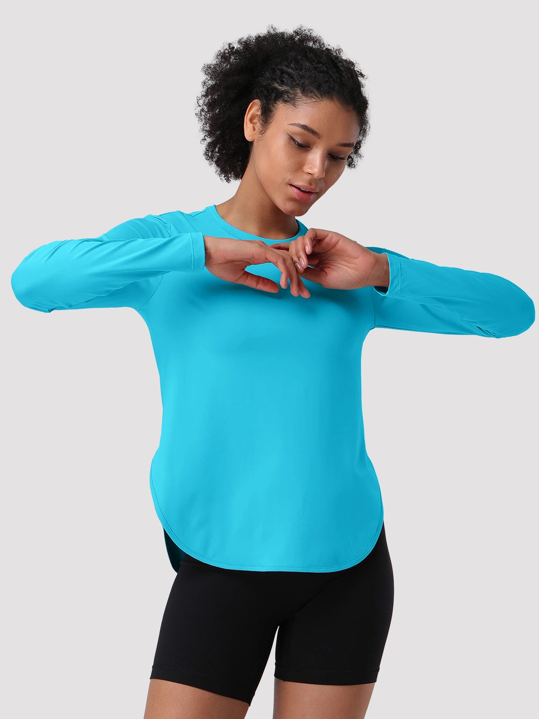 Camiseta de protección solar UPF 50+ con dobladillo alto-bajo para mujer