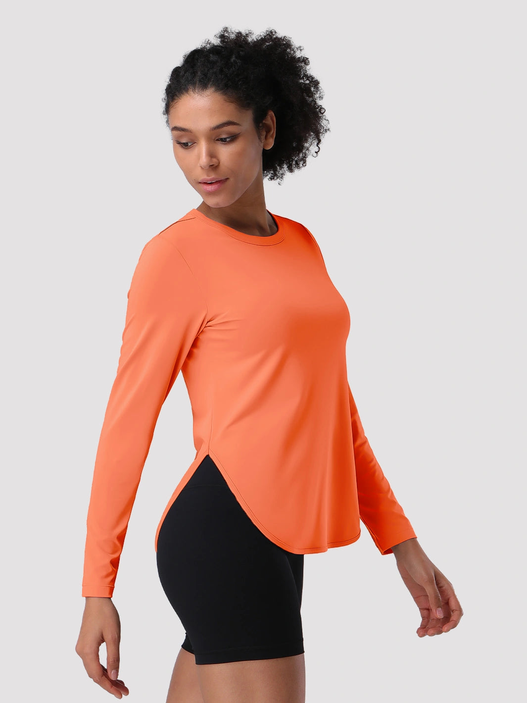 Camiseta de protección solar UPF 50+ con dobladillo alto-bajo para mujer
