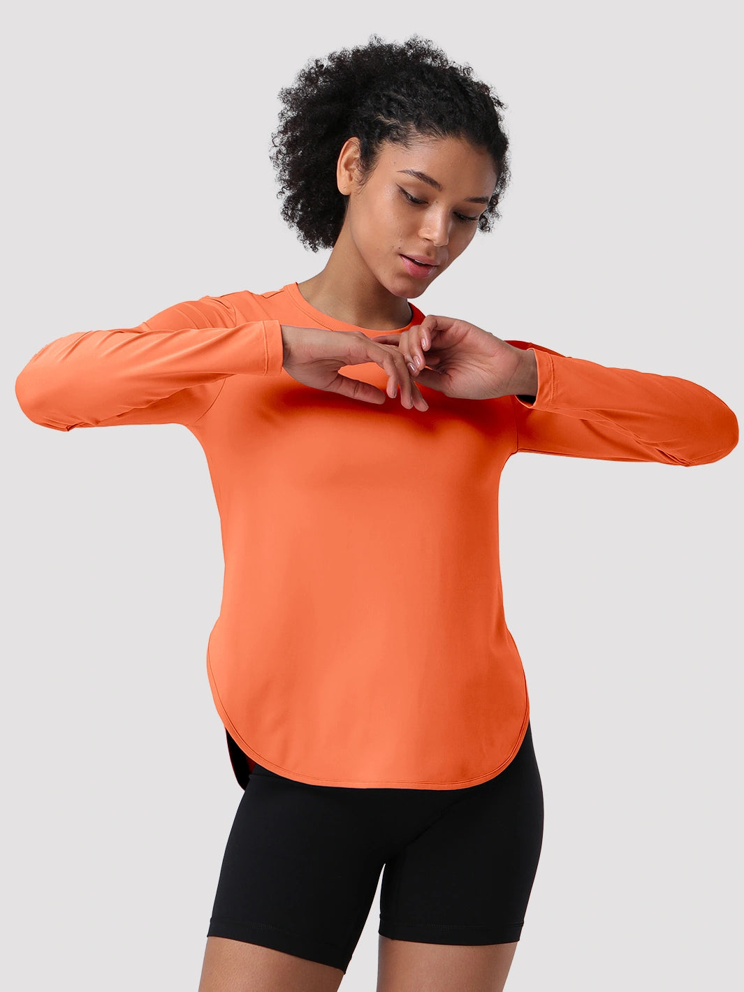 Camiseta de protección solar UPF 50+ con dobladillo alto-bajo para mujer
