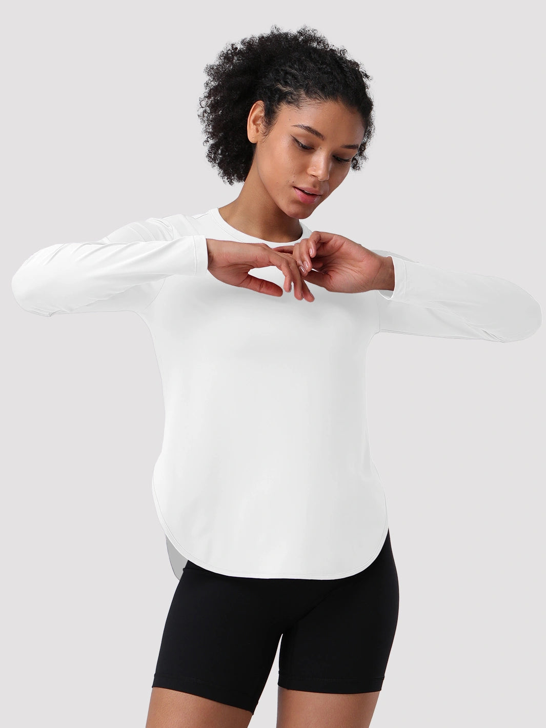 Camiseta de protección solar UPF 50+ con dobladillo alto-bajo para mujer