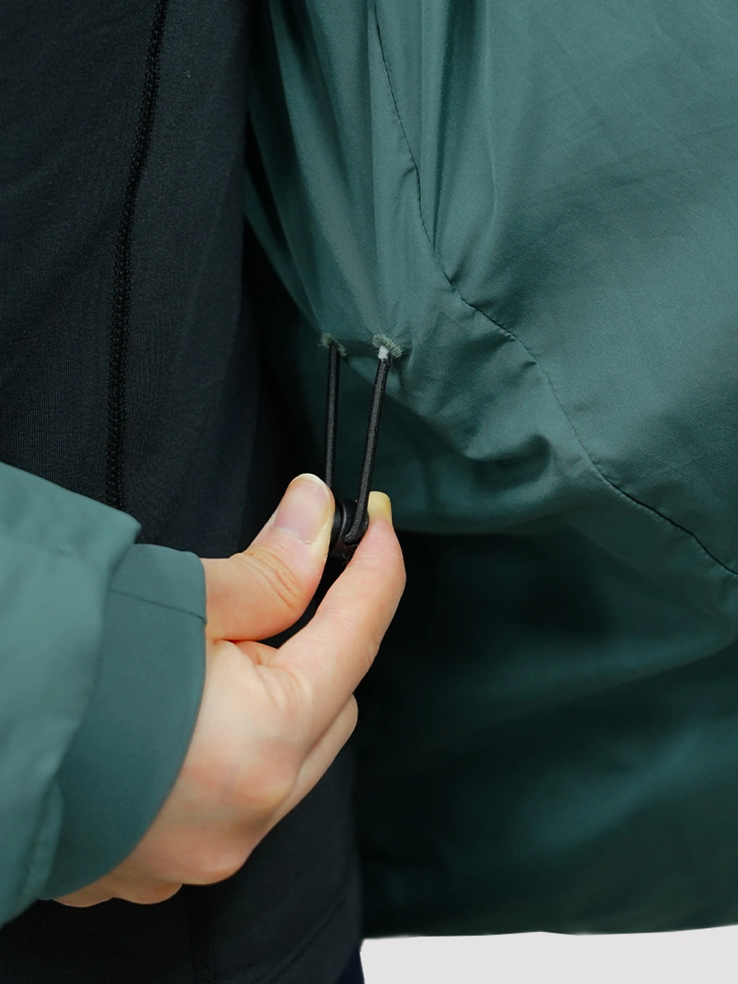 Giacca imbottita leggera trapuntata da donna con cappuccio